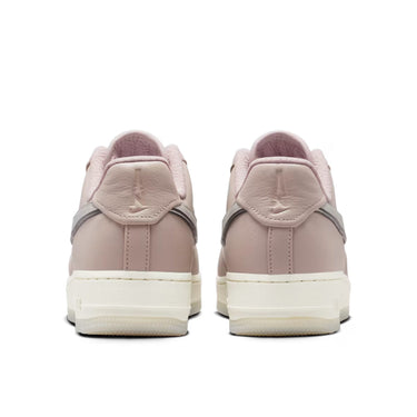 TENIS NIKE AIR FORCE 1 LOW SE PLATINO NKGRY01313